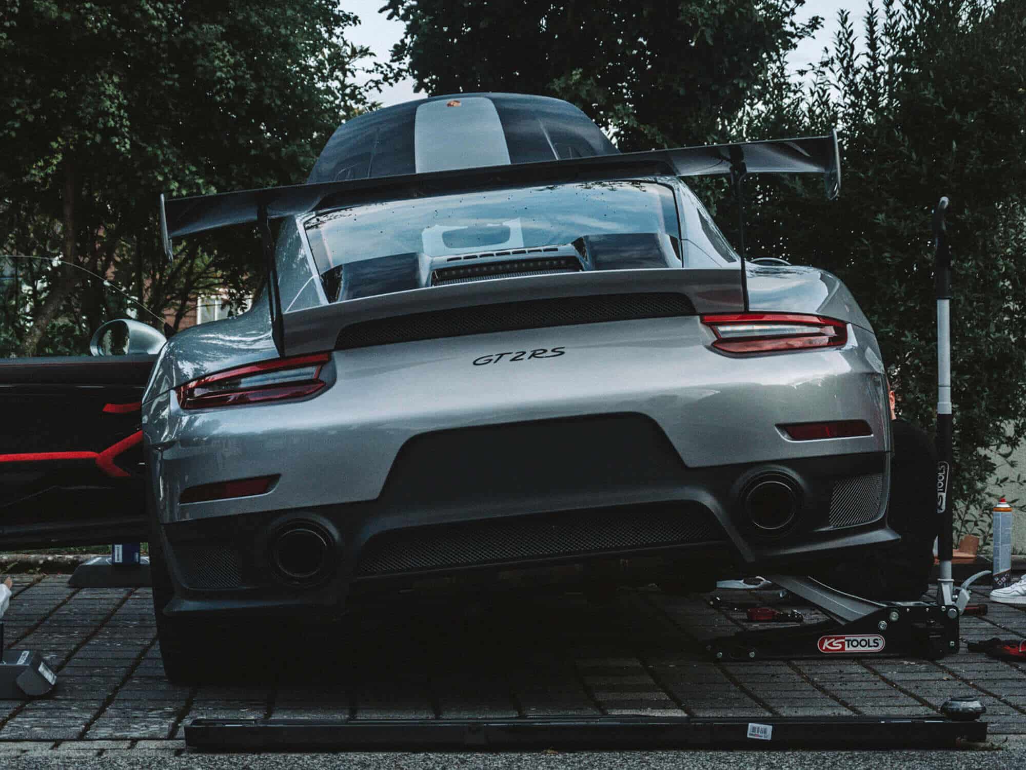 frein-ceramique-porsche-gt2-rs-1 Changement de freins sur porsche GT2 RS